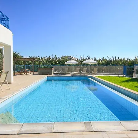 In Sleeps 6 Includes Swimming Pool And Air Con * Peyia