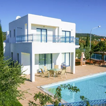 Villa In Sleeps 6 Includes Swimming Pool And Air Con