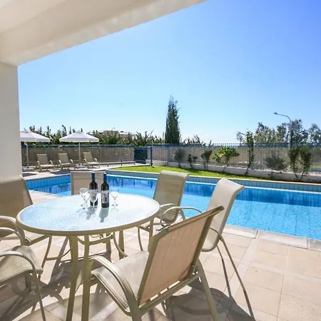 In Sleeps 6 Includes Swimming Pool And Air Con *