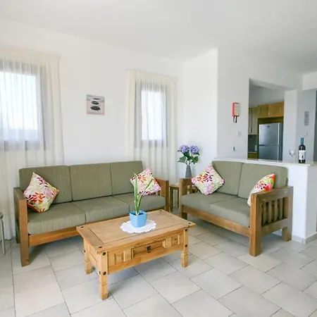 Villa In Sleeps 6 Includes Swimming Pool And Air Con