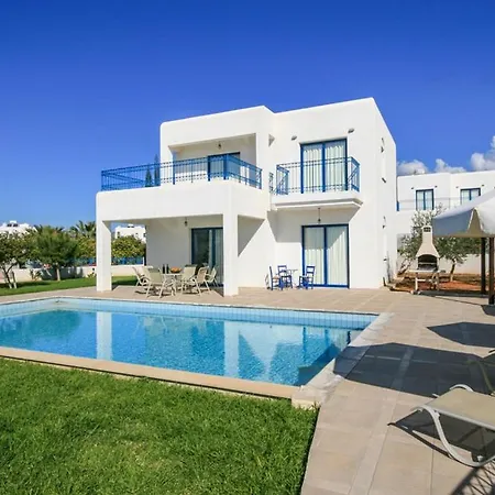 In Sleeps 6 Includes Swimming Pool And Air Con