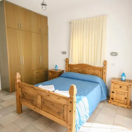 Villa In Sleeps 6 Includes Swimming Pool And Air Con