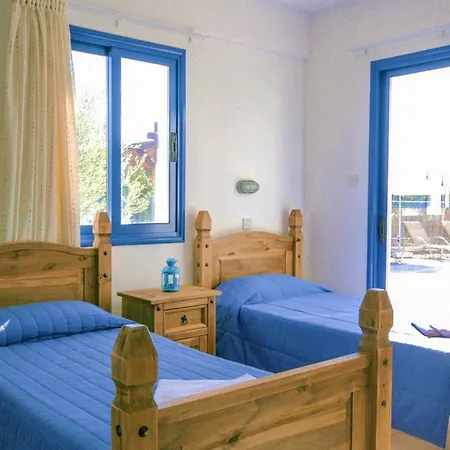 In Sleeps 6 Includes Swimming Pool And Air Con